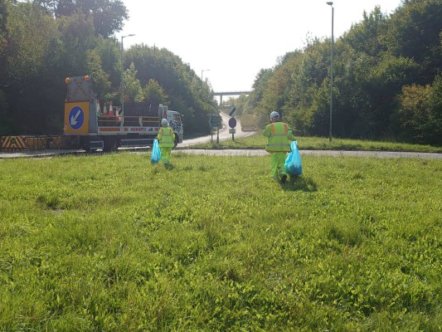 Living Magazines A41-litter-pick-team-on-roundabout-showing-traffic-management