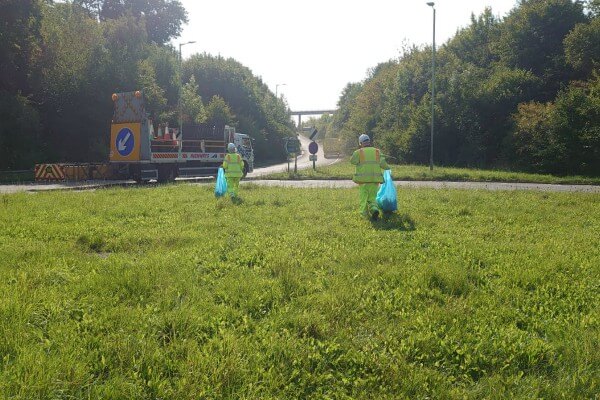 Living Magazines A41-litter-pick-team-on-roundabout-showing-traffic-management