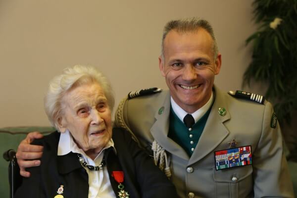 Living Magazines Aldwinckle Mrs H - L d'h presentation - with FR Colonel