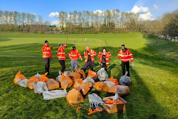 Dacorum Great British Spring Clean litter-pickers