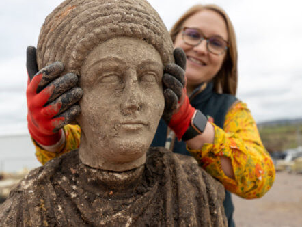 HS2-VL-31504-Dr Rachel Wood holding the female Roman statue's head in place