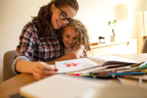 Mother and child reading together - Teaching - AdobeStock_404885917