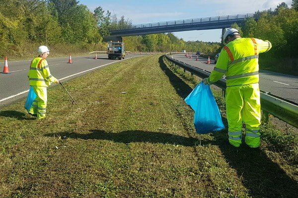 Living Magazines crews clearing litter from a41